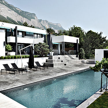 Maison blanche accrochée à la colline